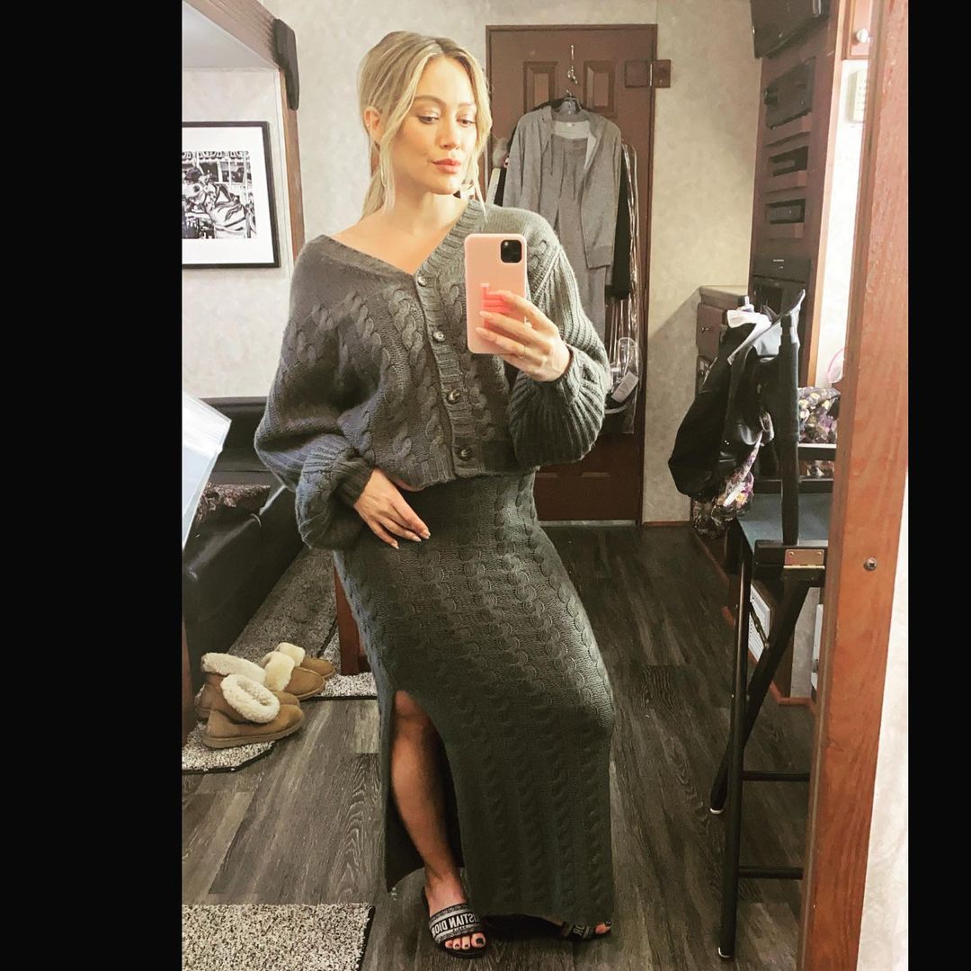 11 november: For 5 am she pulled it together ☝🏼 think I may be living in this sweater and skirt dream the next few months
