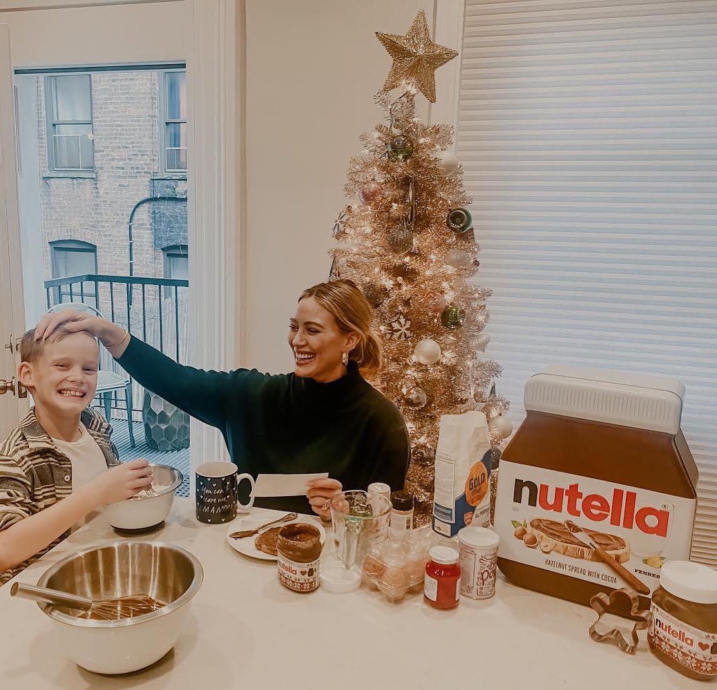 19 december: Excited for a new holiday tradition for breakfast around here! Big @Nutella fans in this house. We made a special breakfast with the new Nutella DIY Holiday Breakfast Kit. I’m so stoked that Luca can read measurements so I get a built-in sous chef to help make these delightful gingerbread pancakes with Nutella. Limited-edition kits available on www.NutellaHoliday.com #ad a portion of proceeds supporting @NoKidHungry #nutellaholiday #nutellawithlove
