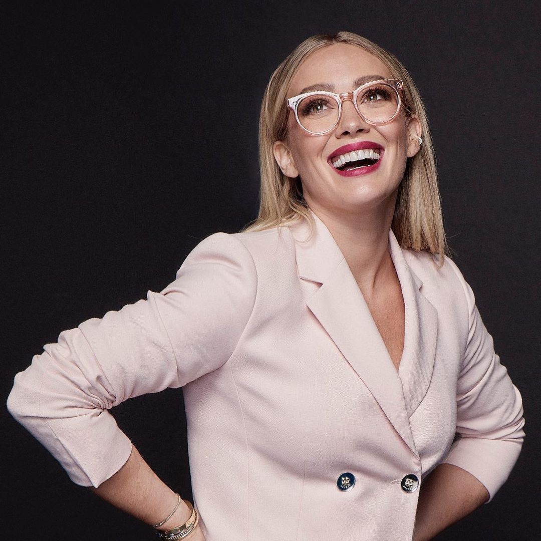 22 december: Pink and red this holiday season🎄Yes please! The Muse x Hilary Duff Rosa frame by @glassesusa is a beautiful blush pink frame to make your spirits bright 💫

#MusexHilaryDuff #GlassesUSA #GlassesUSAPartner
