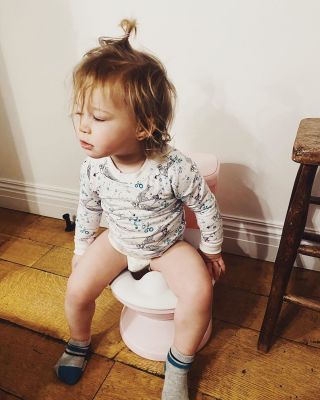 19 maart: Girl we gotta take that @happylittlecamperbaby off before we try that potty out .....
