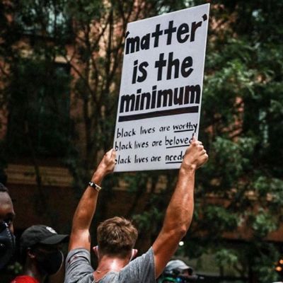 10 juni: Saw this amazing sign posted ..... duhhhhh what have we been saying... matter??? (how are we even having to say that black lives matter!!! ...STILL!) matter is the minimum .... #blm
