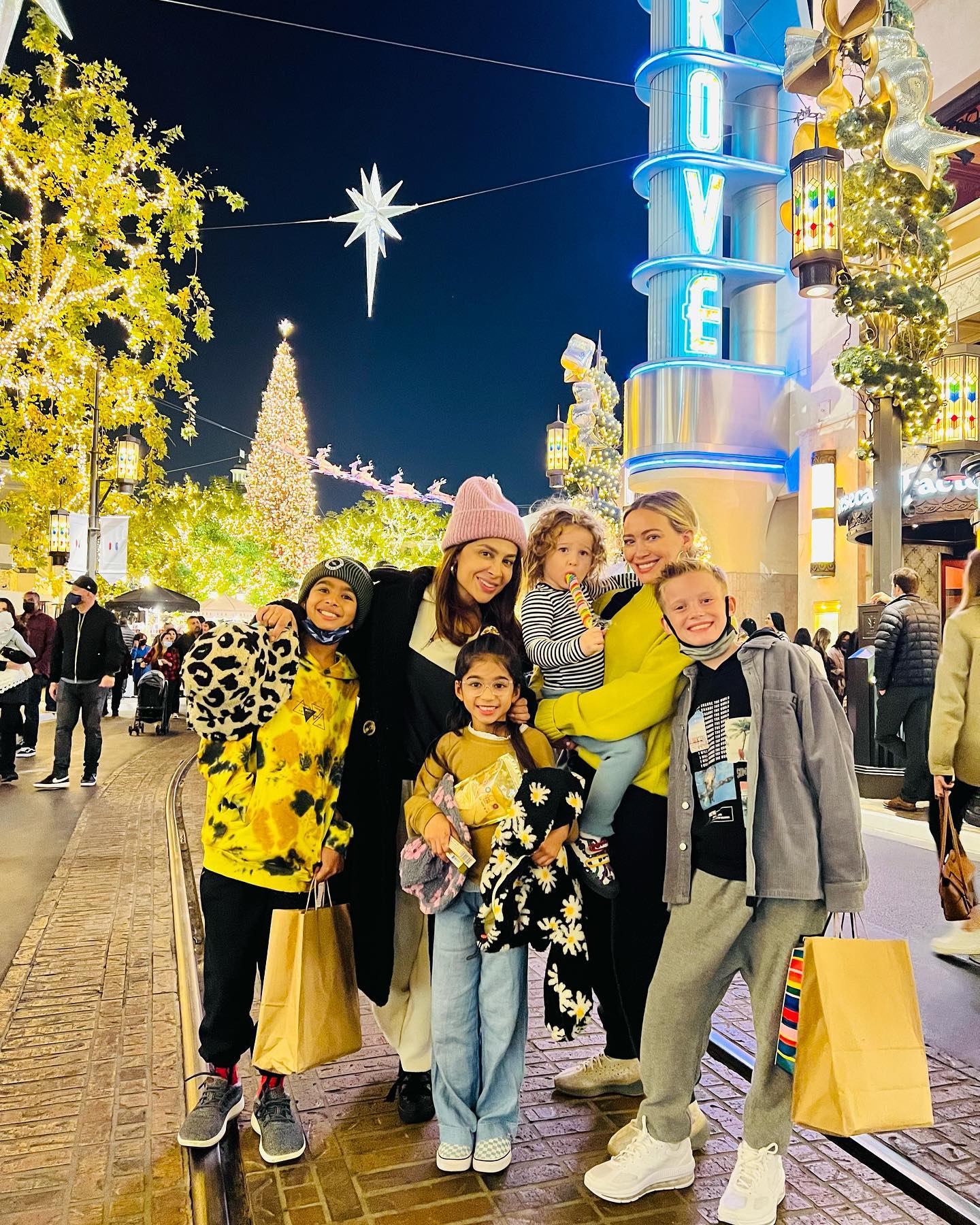 22 januari: All this would be so different without YOUUUU! Happy Birthday my forever friend! You are so rock solid in everything you do! Stellar mom, stellar loyal friend. , bad ass wife, sister and daughter ! You show up for everyone and I’m lucky to be one of those ones!love you tiny friend
