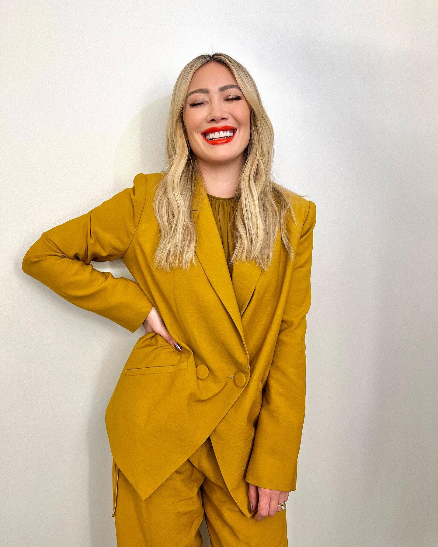 29 januari: This Monday I’m on the @kellyclarksonshow I’m kind of obsessed with her and it’s the most fun of all the shows because I could just chat and chat with her forever. This is my official pitch to be friends irl ?? Kelly? Kelly? are you there??? Check local listing for times !
