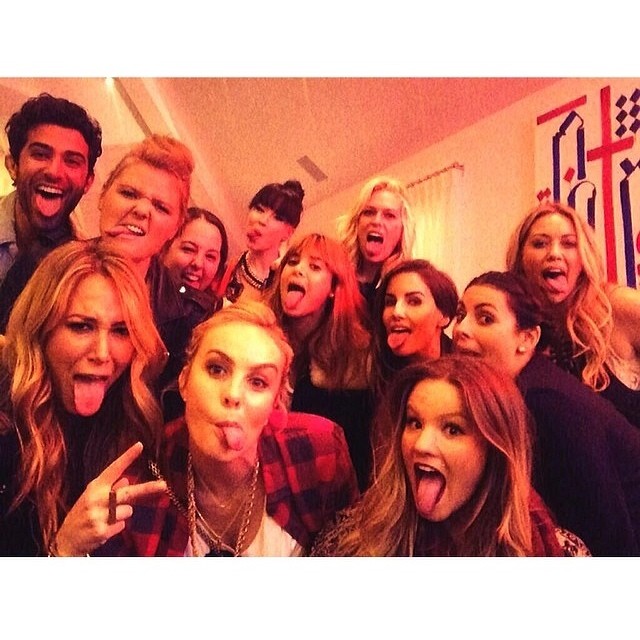 24 februari: Thank you @therealdonfeld for treating us to the best night!!!! #Bangerz #tounguesout #Miley 🙈👅😎🎉🎶💗👅😎🎶🙈
