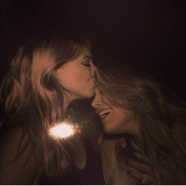 28 maart: #TBT me & seester @hilaryduff
