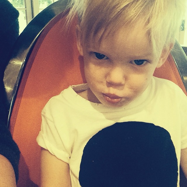 12 augustus: Woke up in NYC missing this little stink! @hilaryduff #badboy! #mouthfullofgrapes
