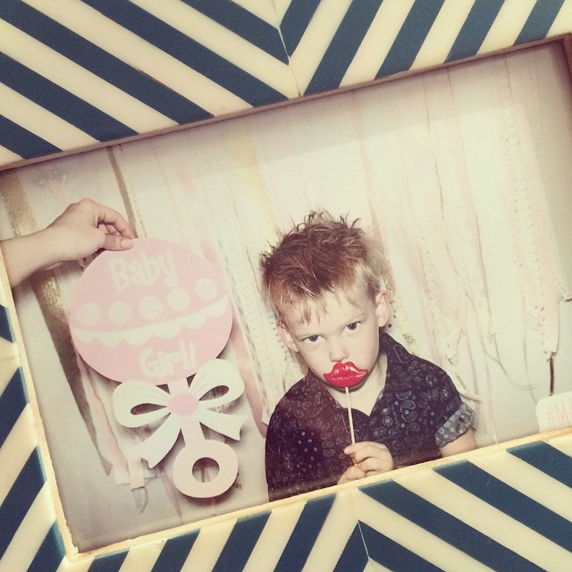 19 maart: Obsessed w this hilarious photo of my nephew from my baby shower...Someone looks super pumped for his cousin to arrive! Haha
 19 maart: Obsessed w this hilarious photo of my nephew from my baby shower...Someone looks super pumped for his cousin to arrive! Haha