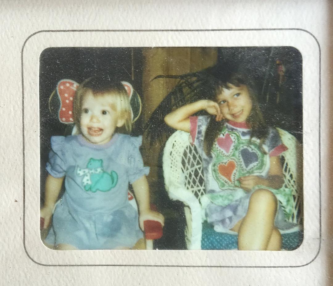 09 juni: @hilaryduff sent me this gem yesterday... I see a ton of Luca and a ton of Ryan! Do you?? #sisters #babylove #throwbackthursday
