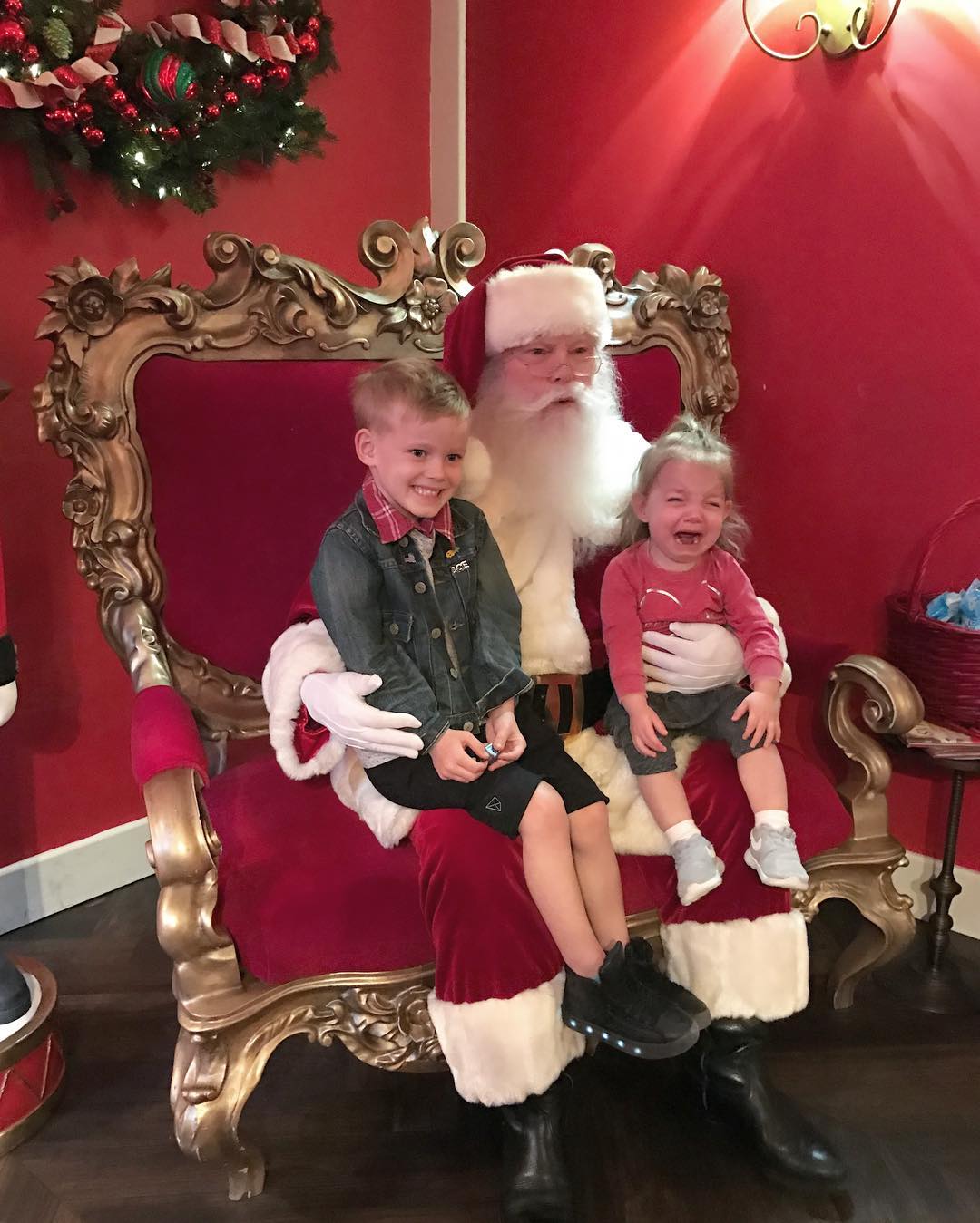 16 december: Thank you @thegrovela for giving our family this classic moment! Haha 😂 #Santa #Tears #cousins #Christmas
