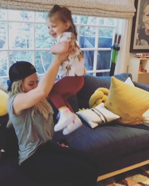 26 maart: @hilaryduff has figured out the perfect workout haha 💪😍
