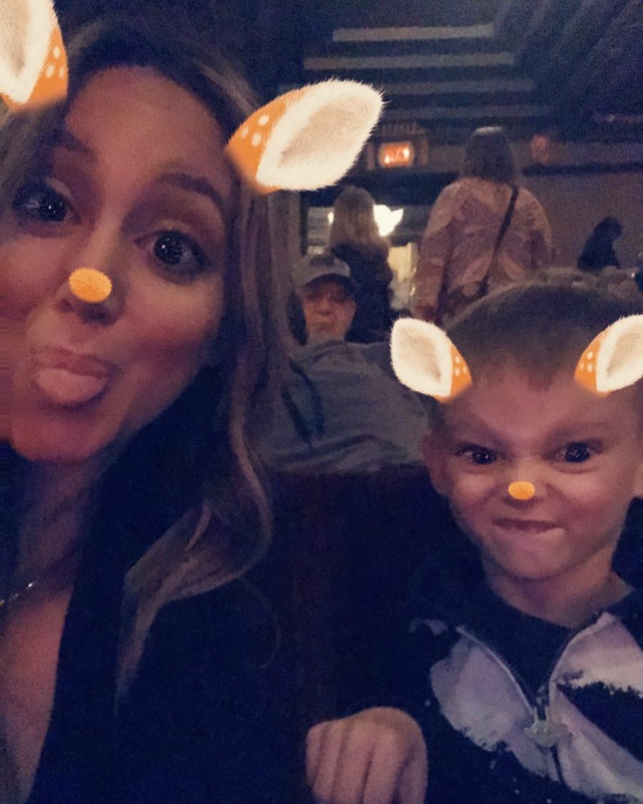 21 januari: A lil date with my nephew to see #Aladdin at @hollywoodpantagestheatre 💙 #CoolestKidAround And we snuck in some candy! 😜
