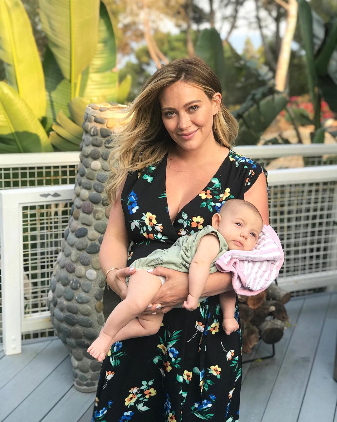 11 augustus: The pregnancy glow is so real! My beautiful sissy & Lulu-liscious...unless it’s 6 pm... then she is Lulu-vicious. 💜👯‍♀️
