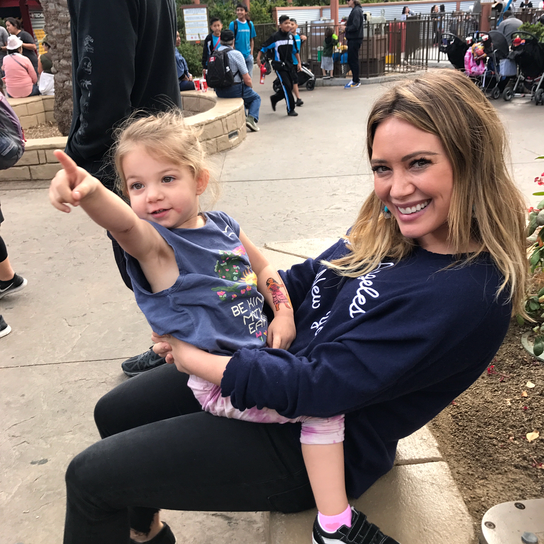 28 september 2018:Happy birthday to my sissy! You are a magical force! There is so much goodness coming your way this year and I can’t wait to experience it with ya! #HBD @hilaryduff 🌟🌟🌟
