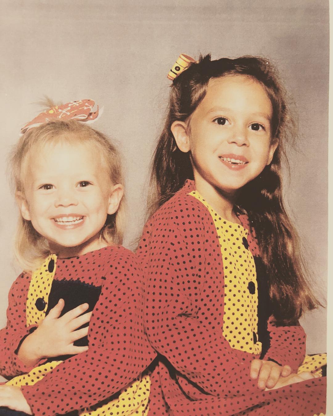 19 april 2019: Me & @hilaryduff just livin’ that #twinning life circa 1990! #fbf #sisters
 19 april 2019: Me & @hilaryduff just livin’ that #twinning life circa 1990! #fbf #sisters