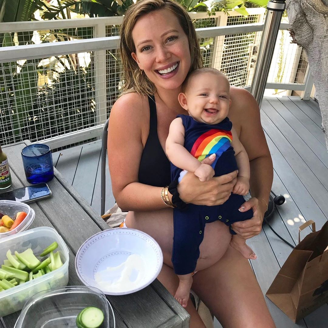 11 april 2020: Ooh I love a national holiday! โค๏ธ #happynationalsiblingsday AND #goodfriday ๐ท I love these old pics of my sissy @hilaryduff and love that we are both preggo with Luca and Ryanโs siblings! ๐ (In the photos!! Not currently!) ๐ #nationalsiblingday
 11 april 2020: Ooh I love a national holiday! โค๏ธ #happynationalsiblingsday AND #goodfriday ๐ท I love these old pics of my sissy @hilaryduff and love that we are both preggo with Luca and Ryanโs siblings! ๐ (In the photos!! Not currently!) ๐ #nationalsiblingday