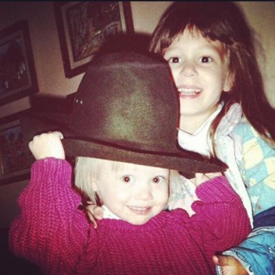 03 januari: I have the best sissy! Love you @hilaryduff (ap you were rocking pharrell's hat at 3 yrs old!) 👯👏💗
