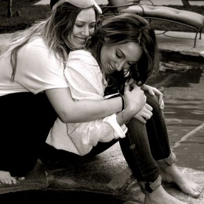 30 januari: Haven't done a #flashbackfriday in a minute! @hilaryduff having a sister cuddle. #FBF
