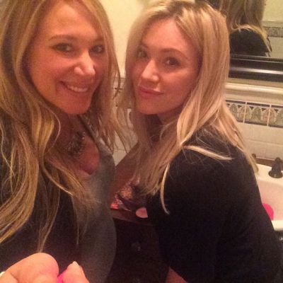 18 februari: Oh you know just putting that #selfiestick to good use! @hilaryduff #FunniestPresentFromMom
