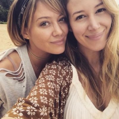 11 april 2020: Ooh I love a national holiday! ❤️ #happynationalsiblingsday AND #goodfriday 🌷 I love these old pics of my sissy @hilaryduff and love that we are both preggo with Luca and Ryan’s siblings! 😊 (In the photos!! Not currently!) 😆 #nationalsiblingday
