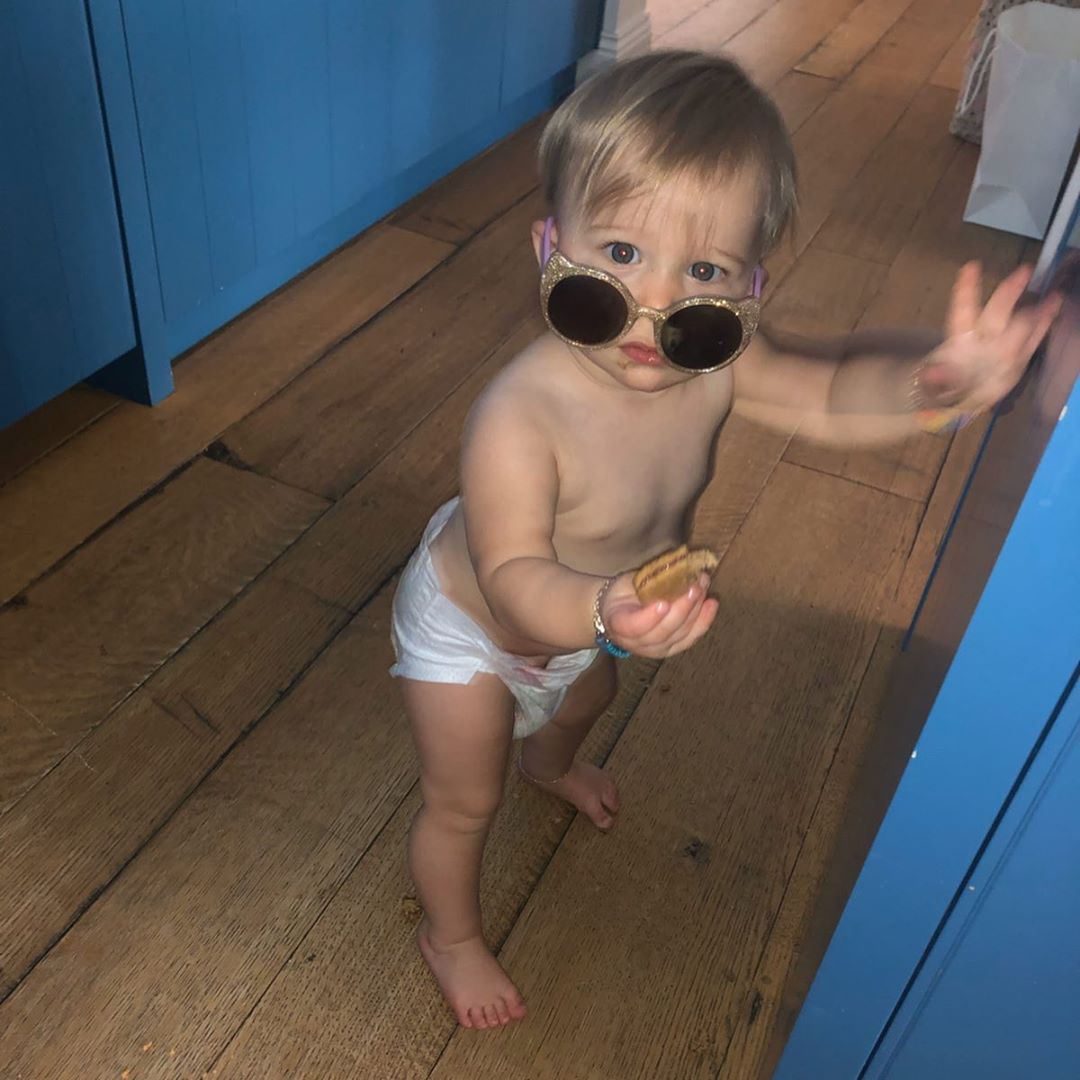 25 oktober 2019: Happy 1st Birthday to our sweet, little, insane Banks Bair. The amount of joy, love, laughter and life you’ve brought into our hearts is immeasurable and there are no words to do justice the force that is you in a high chair eating a croissant. Being your father is truly the greatest gift of my life and every “phase” continues to be a “this is the best part” moment... accompanied by a little heartbreak knowing how fast it goes and how delicate every minute of every day is. Even in the depths of your 4 month screaming concert, I was honored to be the one to cradle you through it - after mom did the heavy lifting & needed a break, you TOTALLY let me pretend I was the first call. I am grateful for that. Watching you discover every sound,taste, step, feeling, song, word, and comfort is the blessing of a lifetime. I’m so blown away that we’re the ones who get to hold your hand through your firsts.
Your mom is a powerhouse when it comes to all things life: but she shines on a completely different level as your mommy. You’ll grow up to see just how lucky you are , but I know you already know. And your big bruvah couldn’t possibly love his little sister more than he does. He, too, sets the bar higher than you could reach on his shoulders and looks out for you in ways that I know will make you feel safe and protected for the rest of your life.
I’m sorry for the croissant carbs. I’m sorry I let you take a sip of my coffee (but you scream so loud when I don’t) I’m sorry that I hurt your hair when I take your bow out. I’m sorry that I don’t always know how the buttons or zippers work on your dresses. I’m sorry for all the sad songs in the car I usually listen to. But I love you something beyond and this was the best year of my life. Happy birthday baba.
