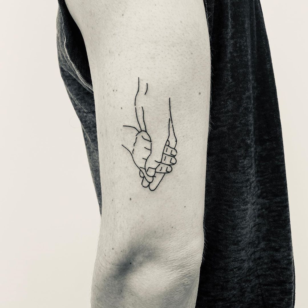 12 november 2019: Luca (7) and Banks (1) holding hands just after her 1st birthday. Thank you @curtmontgomerytattoos for engraving my kids.
