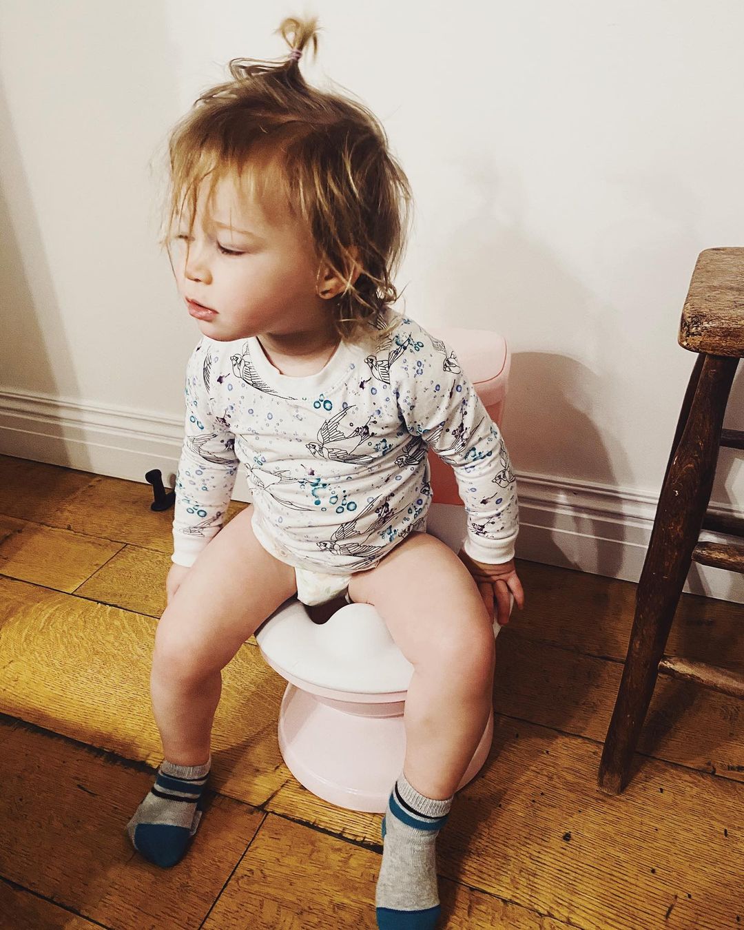 25 oktober 2020: 
Happy 2nd birthday to you my sweet, sweet baby Banks. It’s the greatest privilege of my life to be your dad and I’m endlessly proud / in awe of the little human you are, and the big human you’re becoming. There truly are no words, pep talks, dad blogs, or what-to-expect podcasts that could’ve prepared me for the amount of joy, fullness & meaning you give me on an hourly basis. I’m learning on the job every day and I’m sorry I don’t always do your hair right, make mac & cheese as good as you deserve, and subject you to car soundtracks way more appropriate for your 20’s than your two’s...but thankfully you have a superhero of a mother who DOES nail the mac & cheese, rages the Trolls soundtrack with you, and dresses you A++...All while being the glue that keeps our family whole. Between us, your big bro who smothers you with more love and cute aggression than I ever thought possible, and your future sibling who you’ll guide through “how to get Sprinkles for breakfast”, we’ll never let you down Banksy boo. Sorry you can’t read this yet. One day you will...and you’ll either cry out of happiness or because this picture of you on a toilet exists forever. Happy birthday bair bair.
