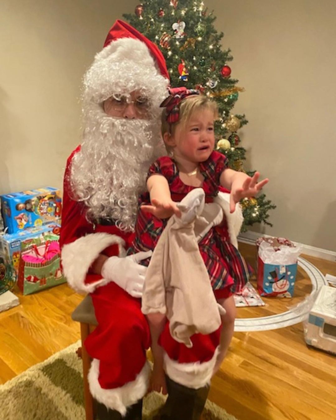 22 december 2021: not dressing up as Santa again this year for obvious reasons. happy holidays
 22 december 2021: not dressing up as Santa again this year for obvious reasons. happy holidays