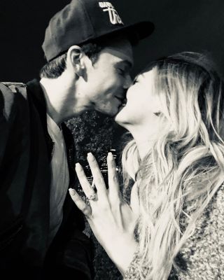 09 mei 2019: I asked my best friend to marry me... @hilaryduff
