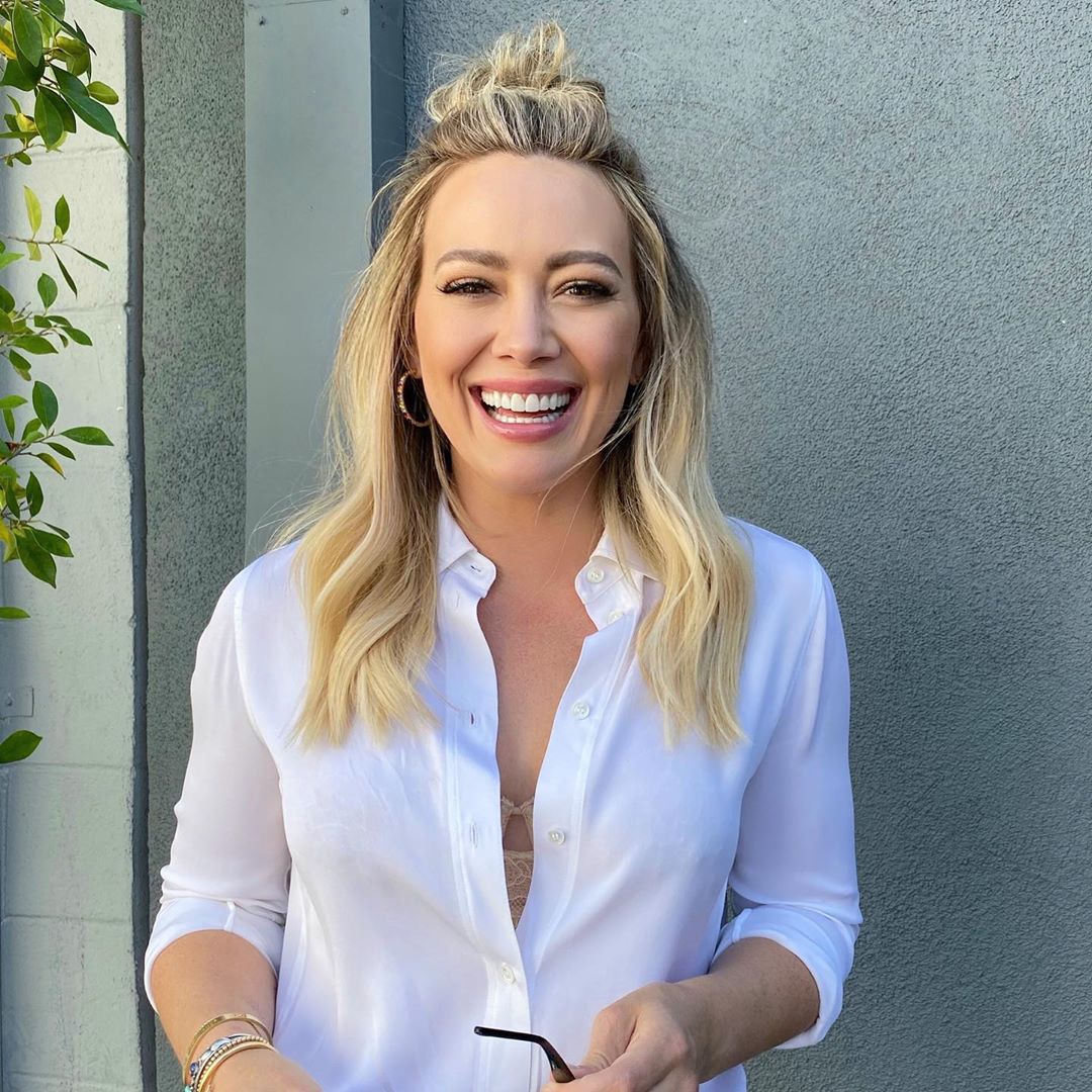 26 september 2019: Never in a million years did I think I would be doing Lizzie’s color!🙌🏼 Well dreams do come true!💫 Thank you @hilaryduff for trusting me to create the perfect blonde for the next chapter of Lizzie Mcguire! 😘 And thank you @joico for helping my creativity flow effortlessly! Xx♥️
.
For all you stylists out there whose clients are going to want to look like Lizzie...😍 Here’s my formula break down:

I did a full head highlight using @joico Blonde Life Powder Lightener with 30 Volume LumiShine Developer at the root, 20 volume through the mid-shaft, and 10 volume through the ends when needed.
After she lifted to a pale yellow I did a root tap about 2 inches out at the bowl using Joico LumiShine Demi-Permanent Liquid 6N with 5 Volume LumiShine Developer

For her hair line and a bit of the mid shaft I used Joico LumiShine Demi-Permanent Liquid equal parts 6N + 8N with 5 Volume LumiShine Developer

My all over toner was Joico LumiShine Demi-Permanent Liquid 9NV + 10N + 10SB with 5 Volume LumiShine Developer. I applied this while the root tap was still on and let everything process together for 15mins...Xx
