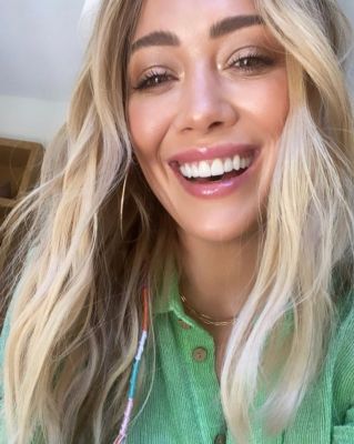 14 augustus 2020: Bringing back HAIR WRAPS with my girl @hilaryduff! 🌸
