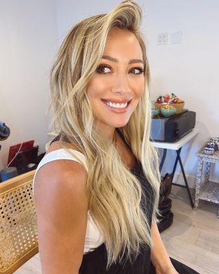 05 oktober 2020: When that blonde hits just right! ✨👸🏼✨ @hilaryduff #NineZeroOne #901girl #nikkilee901

Because all of our clients will want this... here’s my color formula break down for all you stylists: 😘

Full head highlight using @joico Blonde Life Powder Lightener starting in the back with 20vol LumiShine developer then working my way up to the top with 30vol. I used @incommon’s Cashmere Fusion through her ends as they were already light and to keep her hair healthy.

After processing, I tapped her root with LumiShine Demi-Permanent DD Crème 6N + 6NA with 5 Volume LumiShine Developer. I then toned her root and mid shaft with LumiShine Demi-Permanent Liquid 9NV + 10V with 5 Volume LumiShine Developer, and put Joico Blonde Life Violet Shampoo on the ends. This all processed together for 10mins to perfection!
