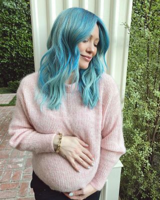 20 februari 2021: Cotton Candy Queen 🍭👸🏼 @hilaryduff
I love you sooo much! 💙 #NineZeroOne #901girl

Couldn’t have done this without my bestie @riawna 👯‍♀️ #tagteamqueens @joico #joicoblondelife

For all you stylists this is how we got here👇

•Formula 1: A FULLL HEAD highlight with Blonde Life Powder Lightener with 20 Volume LumiShine Developer. Riawna started in the back, I started in the front and we met in the middle.

•Formula 2: (Pre Tone) Blonde Life Quick Tone Liqui-Crème Toner Silver + Clear with 5 Volume LumiShine Developer to kick out any unwanted yellow before going blue.

•Formula 3: (Light Blue) Color Intensity 1 part True Blue + 1 Part Mermaid Blue + 2 Parts Clear from roots to mid shaft.

•Formula 4: (Mint) Color Intensity 4 Parts Clear + 1 Part Mermaid Blue throughout the ends.

End result= 🍭DREAMS🍭
