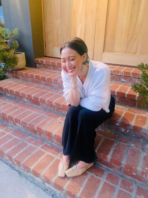 29 april 2020: @hilaryduff shares the nine things that are keeping her sane right now while at home in Los Angeles; tap the link in our bio for her favorite things.
