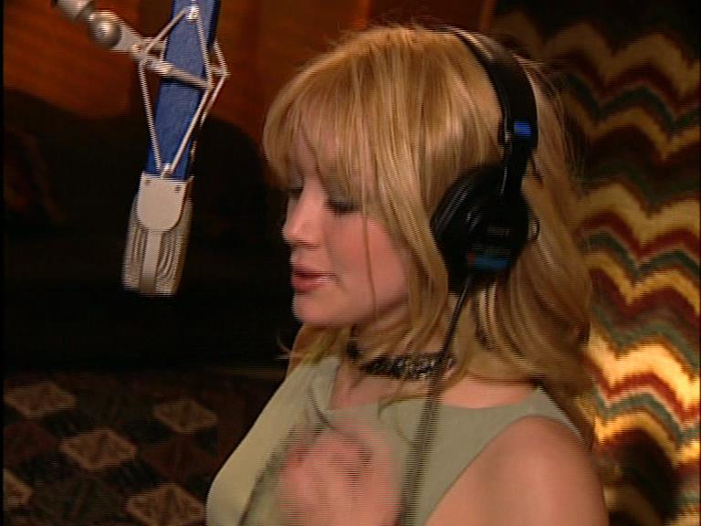 DailyDuff-dot-Org_LizzieMcGuireTheMovie-InDeOpnamestudioMetHilary_Captures00003.jpg