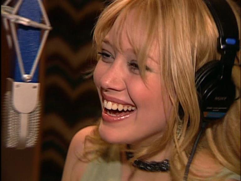 DailyDuff-dot-Org_LizzieMcGuireTheMovie-InDeOpnamestudioMetHilary_Captures00005.jpg