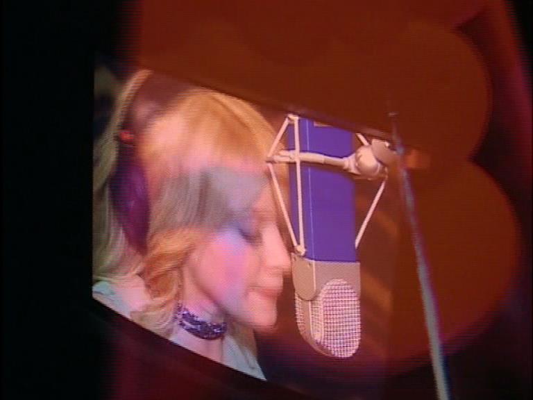 DailyDuff-dot-Org_LizzieMcGuireTheMovie-InDeOpnamestudioMetHilary_Captures00007.jpg