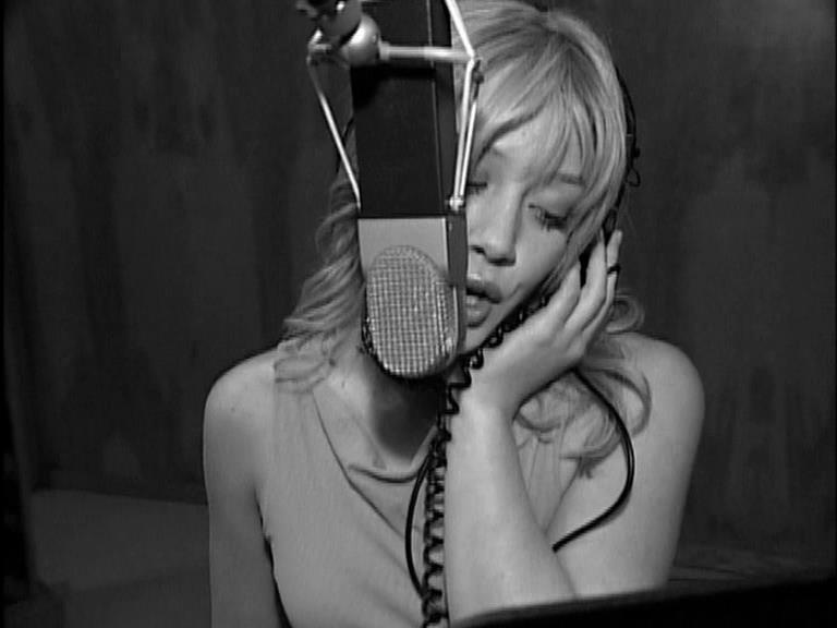 DailyDuff-dot-Org_LizzieMcGuireTheMovie-InDeOpnamestudioMetHilary_Captures00011.jpg