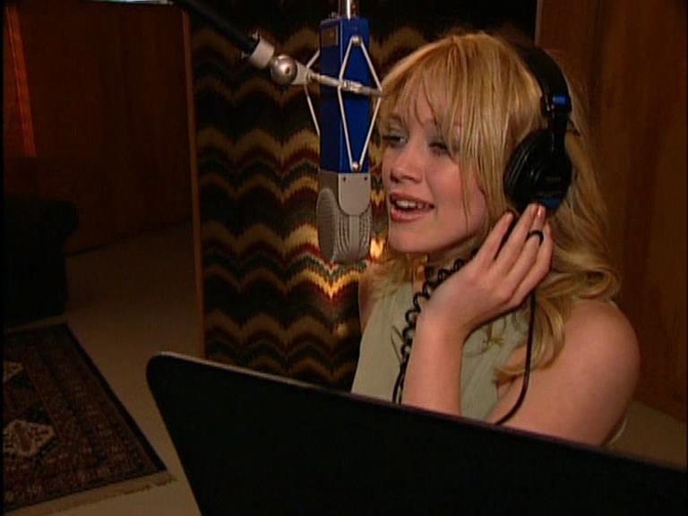 DailyDuff-dot-Org_LizzieMcGuireTheMovie-InDeOpnamestudioMetHilary_Captures00015.jpg