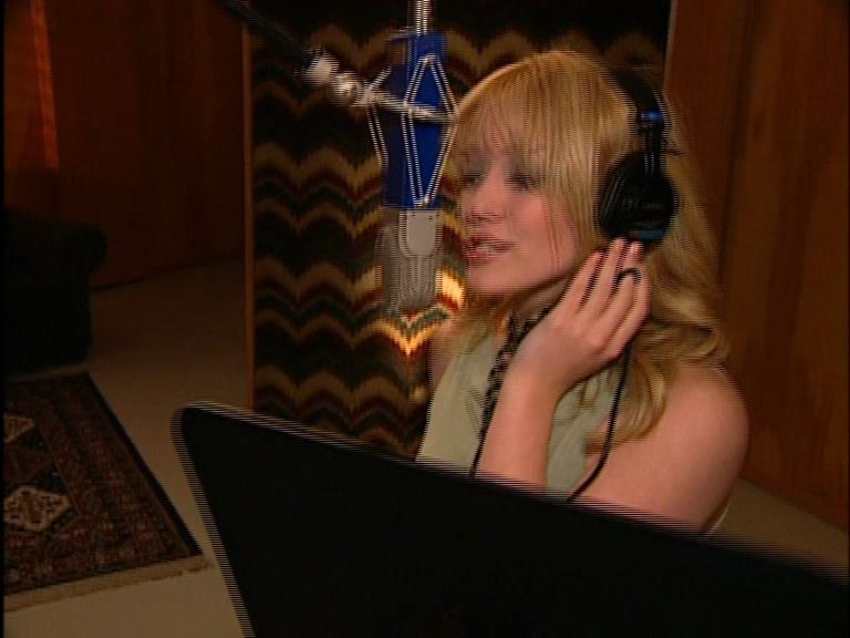 DailyDuff-dot-Org_LizzieMcGuireTheMovie-InDeOpnamestudioMetHilary_Captures00016.jpg