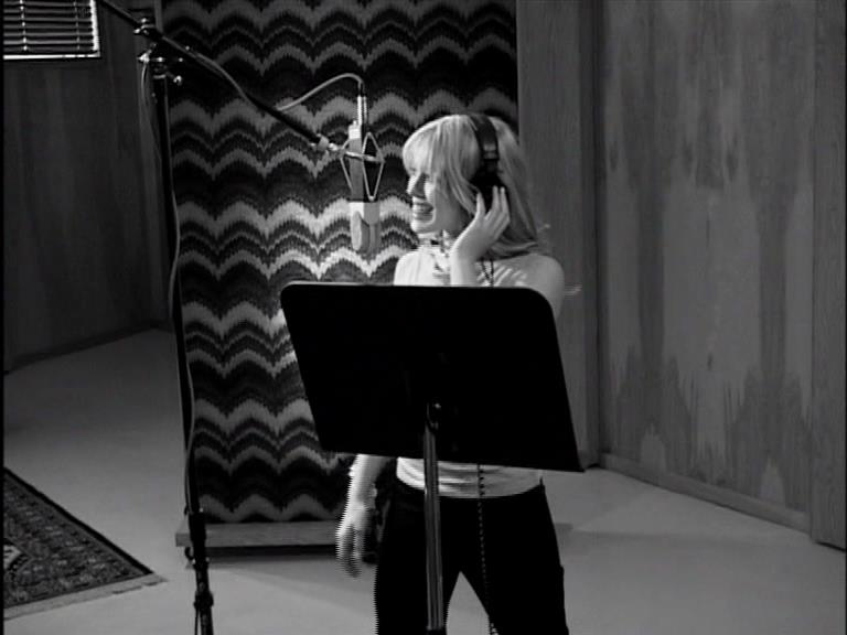 DailyDuff-dot-Org_LizzieMcGuireTheMovie-InDeOpnamestudioMetHilary_Captures00017.jpg