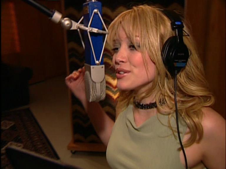 DailyDuff-dot-Org_LizzieMcGuireTheMovie-InDeOpnamestudioMetHilary_Captures00020.jpg