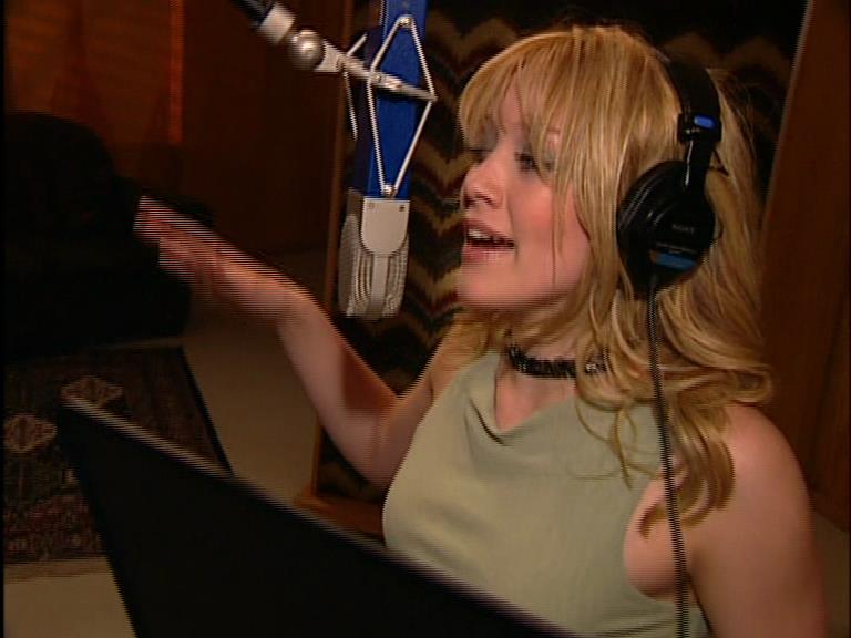 DailyDuff-dot-Org_LizzieMcGuireTheMovie-InDeOpnamestudioMetHilary_Captures00021.jpg