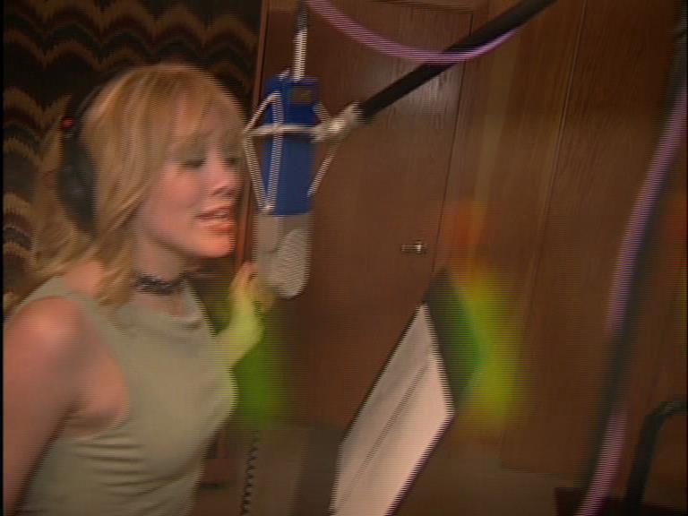 DailyDuff-dot-Org_LizzieMcGuireTheMovie-InDeOpnamestudioMetHilary_Captures00026.jpg