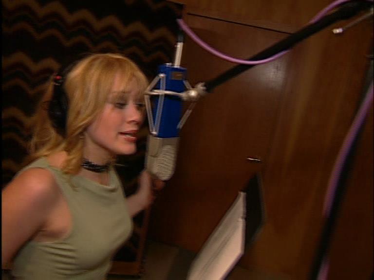DailyDuff-dot-Org_LizzieMcGuireTheMovie-InDeOpnamestudioMetHilary_Captures00027.jpg