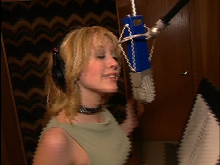 DailyDuff-dot-Org_LizzieMcGuireTheMovie-InDeOpnamestudioMetHilary_Captures00028.jpg