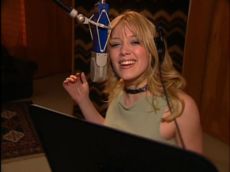 DailyDuff-dot-Org_LizzieMcGuireTheMovie-InDeOpnamestudioMetHilary_Captures00031.jpg