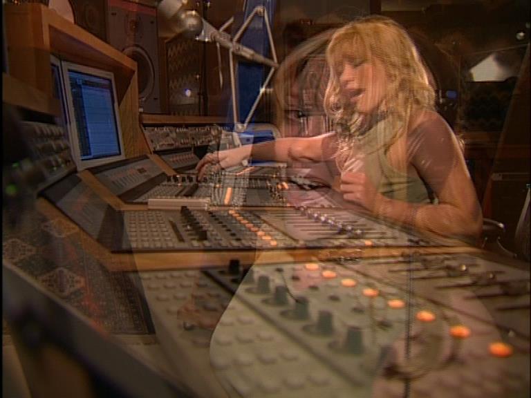 DailyDuff-dot-Org_LizzieMcGuireTheMovie-InDeOpnamestudioMetHilary_Captures00033.jpg