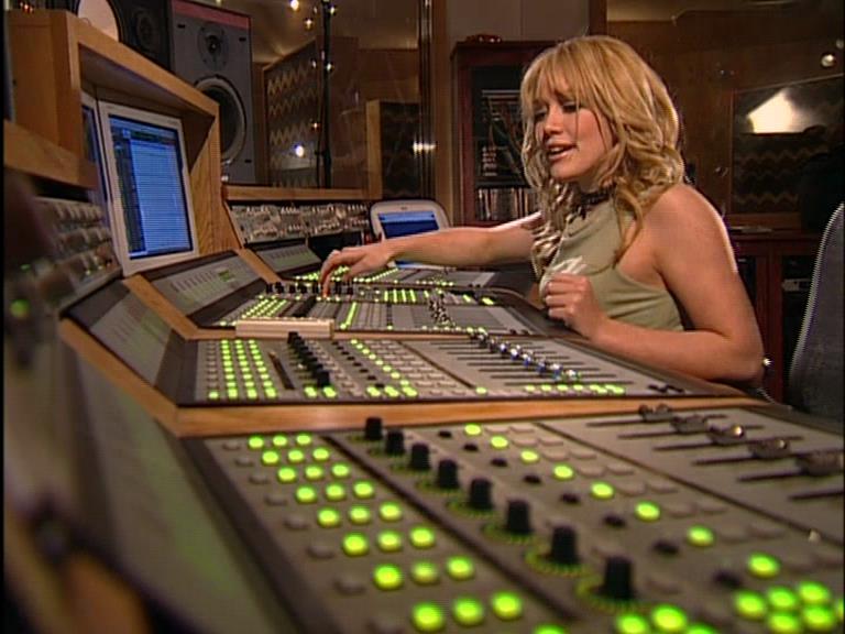 DailyDuff-dot-Org_LizzieMcGuireTheMovie-InDeOpnamestudioMetHilary_Captures00035.jpg