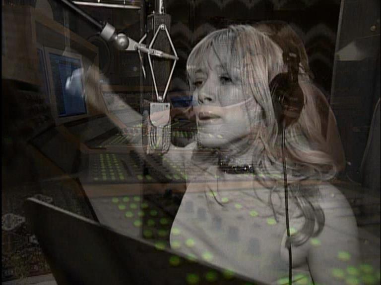 DailyDuff-dot-Org_LizzieMcGuireTheMovie-InDeOpnamestudioMetHilary_Captures00036.jpg