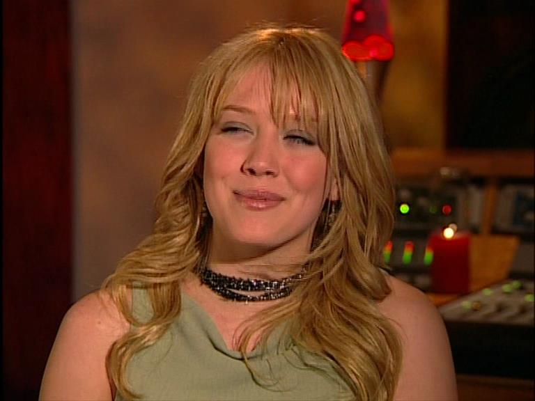 DailyDuff-dot-Org_LizzieMcGuireTheMovie-InDeOpnamestudioMetHilary_Captures00041.jpg